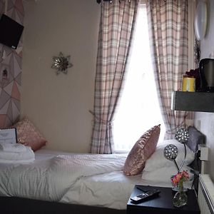 Zimmer mit Kingsize-Bett